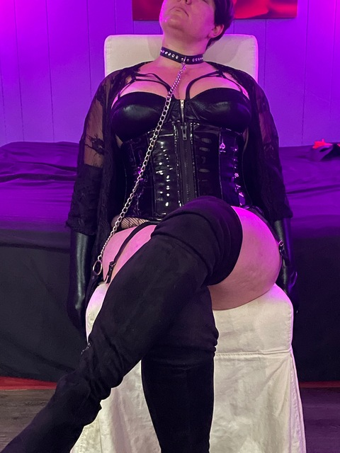bedroomforthree onlyfans leaked picture 2