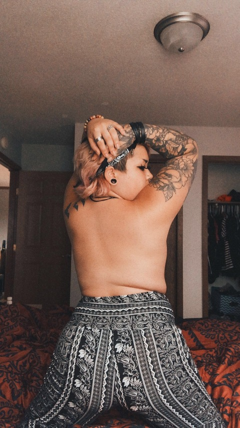 littlemissgoth3 onlyfans leaked picture 2